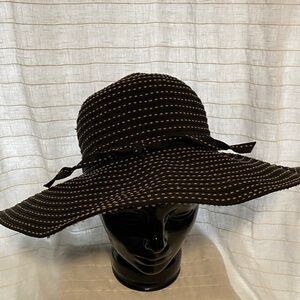 Collapsable and adjustable Black and tan Women's Sun Hat